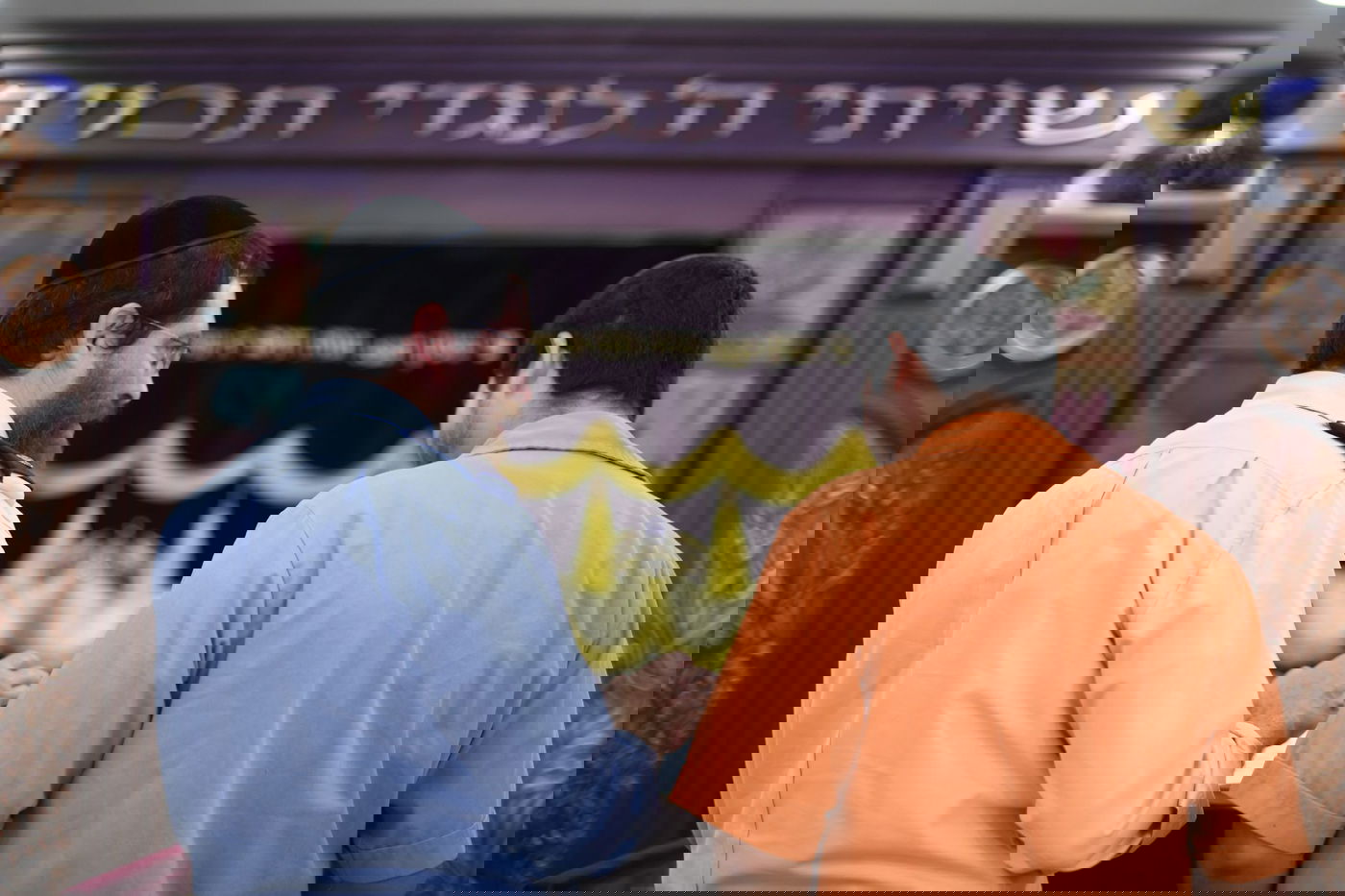 "חייבים לעמוד בכללי המקום". רב ואסיר בלימוד משתוף בבית הכנסת של הכלא