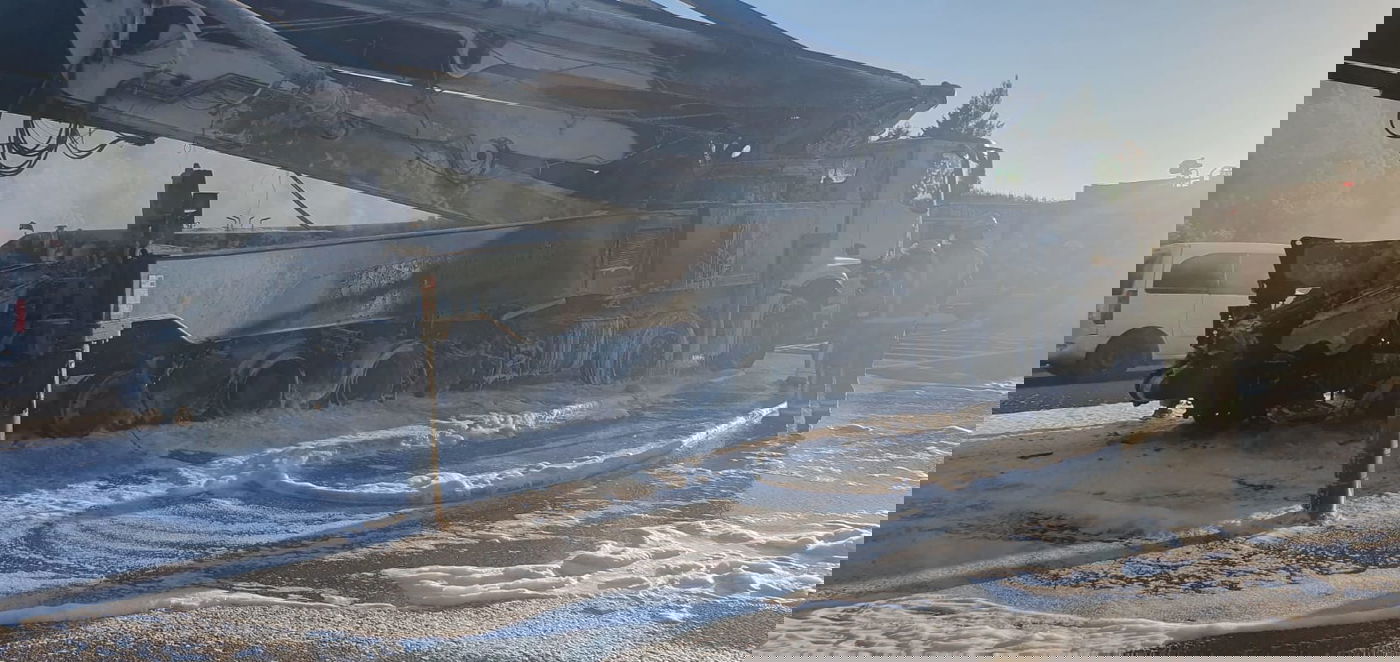 עומס כבד בכביש 1 לכיוון תל אביב: משאית עלתה באש | תיעוד 