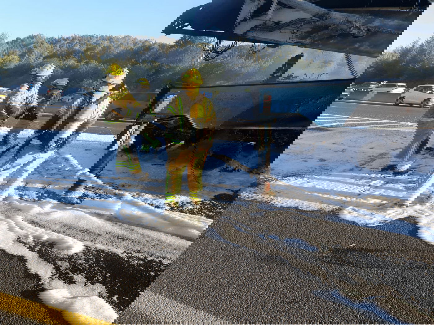 עומס כבד בכביש 1 לכיוון תל אביב: משאית עלתה באש | תיעוד 