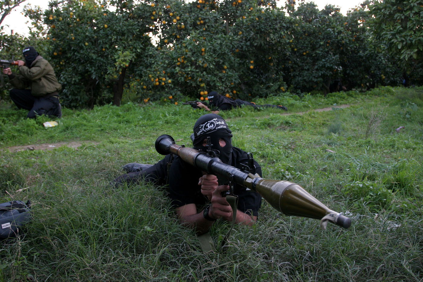 פלסטיני נערך לשיגור רקטה. אילוסטרציה