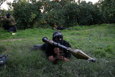 פלסטיני נערך לשיגור רקטה. אילוסטרציה