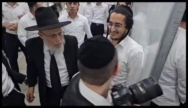 ראש הישיבה נכנס להיכל הגרח"ש