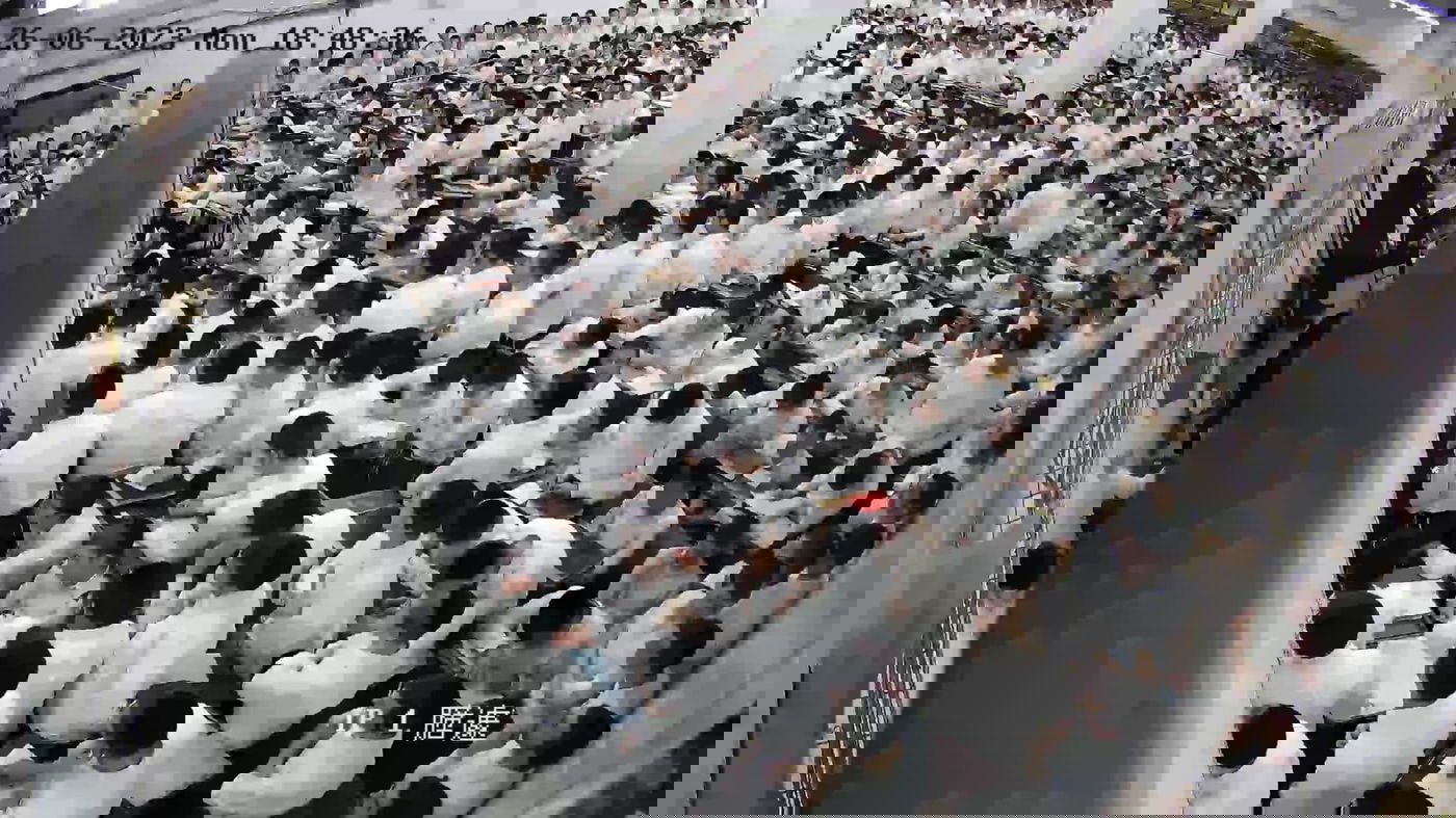 תלמידי הישיבה ורבניה מאזינים לשיעורו הראשון של הגר"ד לוי