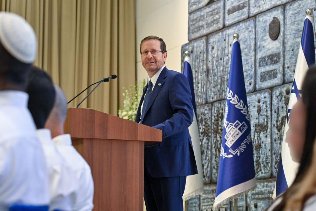 בטקס בבית הנשיא: ראש השב"כ שיבח את המצטיינת החרדית