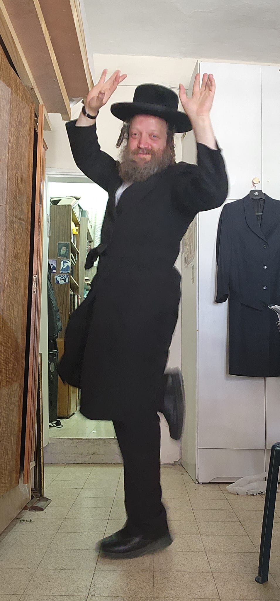 "שואל כמה פעמים אם הוא מסכים לעלות לסטטוס". יענקלה הרקדן בריקוד