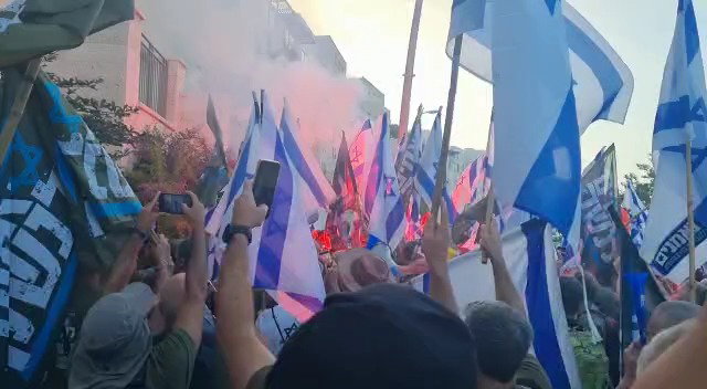 ההפגנה מחוץ לביתו של לוין