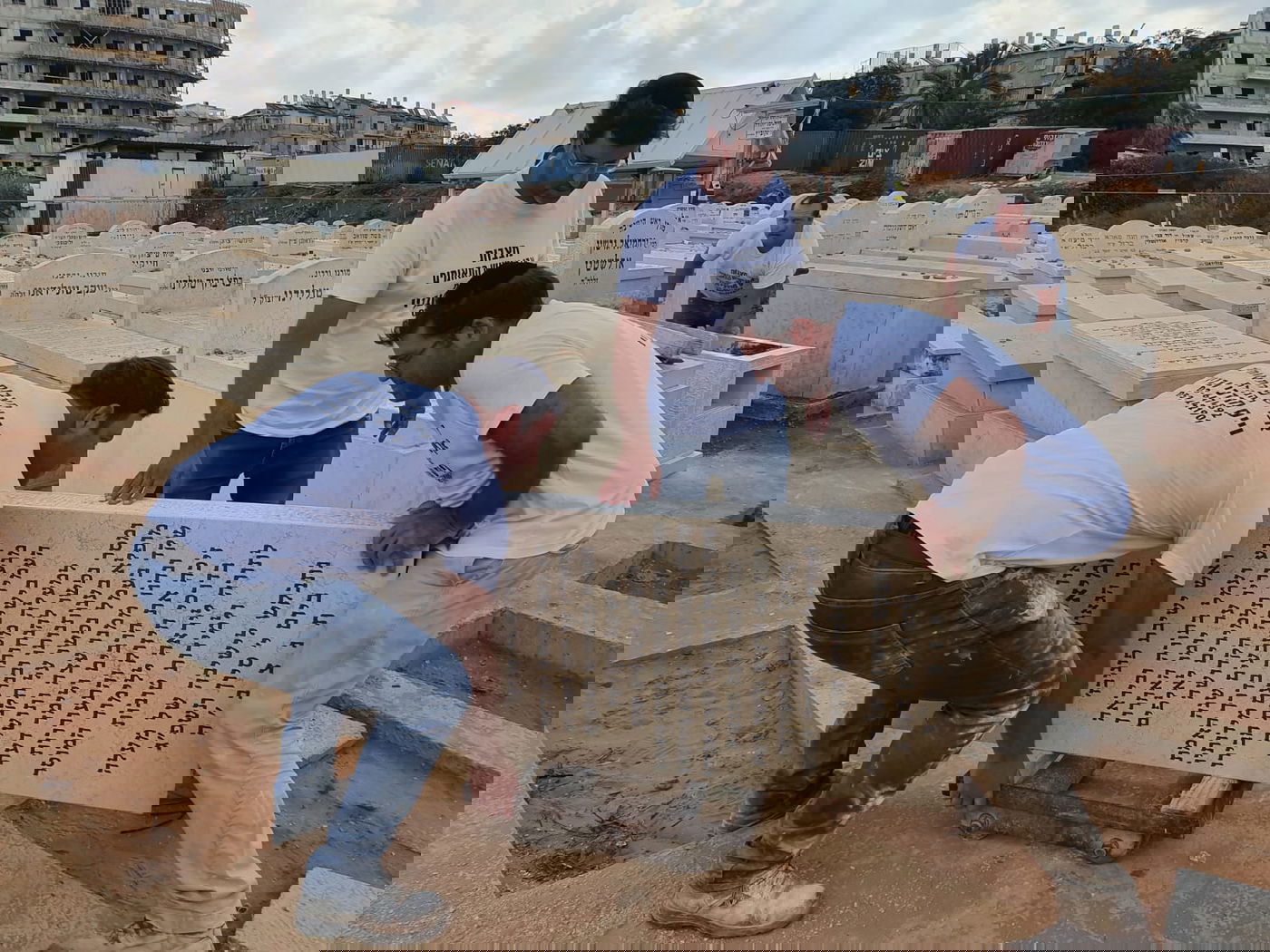 מקימים הבוקר מצבה