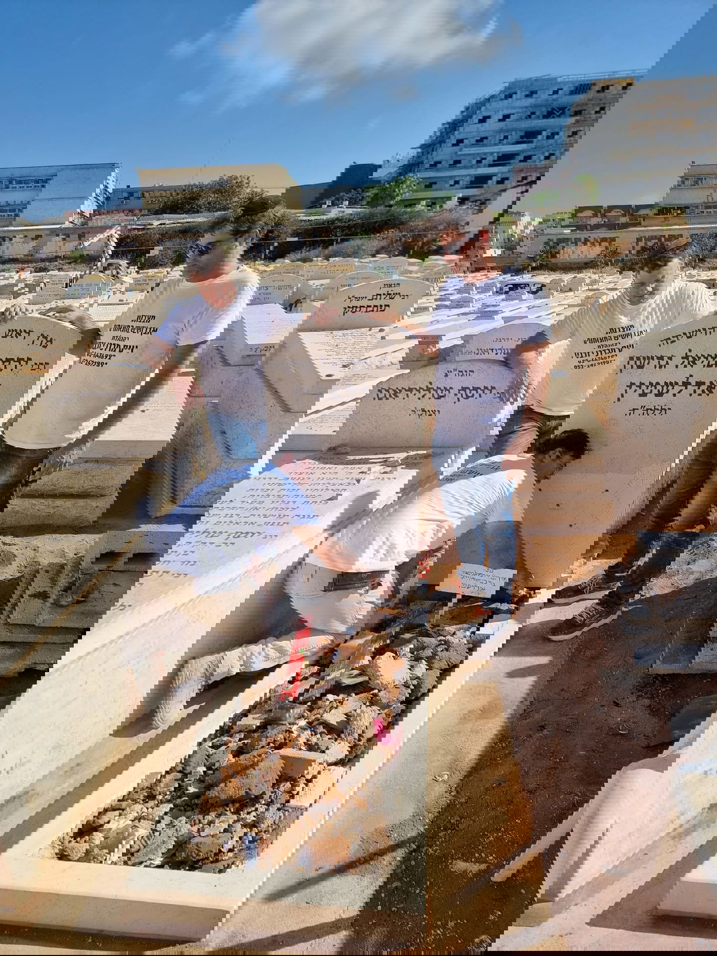 לקראת 'השלושים', הונחה המצבה על קברו של מרן ראש הישיבה הגר"ג אדלשטיין זצוק"ל