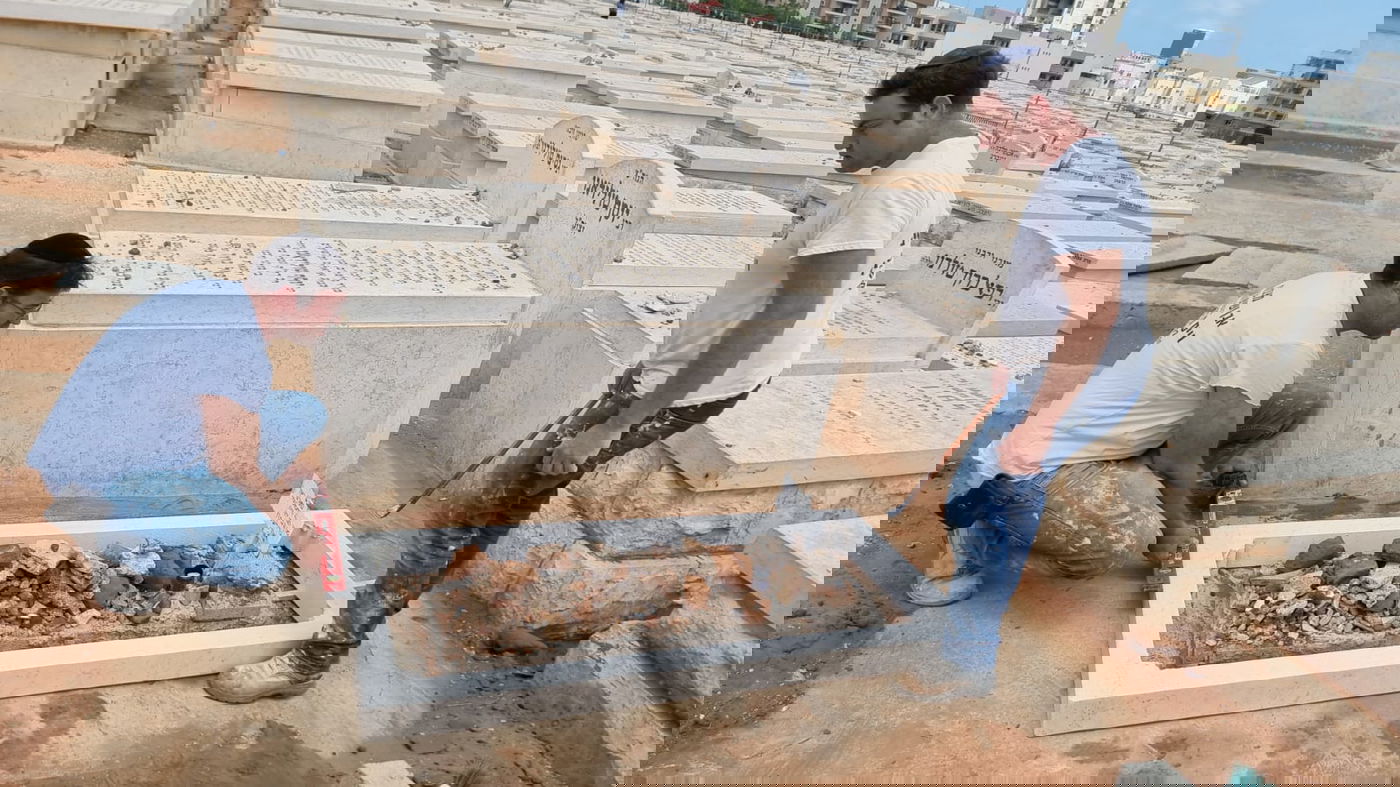 לקראת 'השלושים', הונחה המצבה על קברו של מרן ראש הישיבה הגר"ג אדלשטיין זצוק"ל