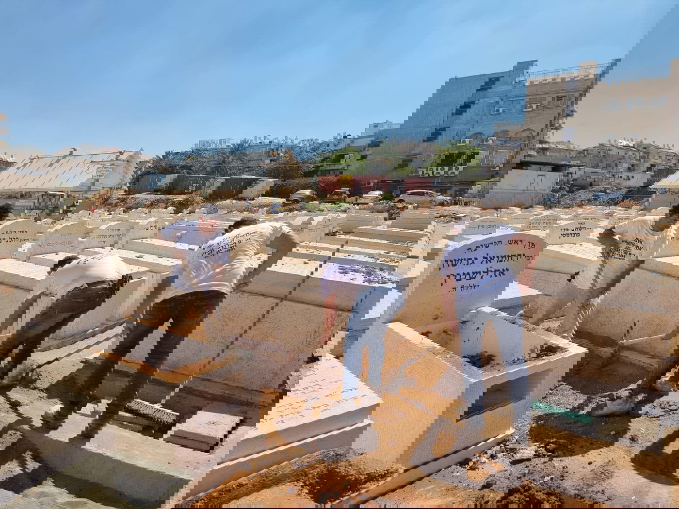 לקראת 'השלושים', הונחה המצבה על קברו של מרן ראש הישיבה הגר"ג אדלשטיין זצוק"ל