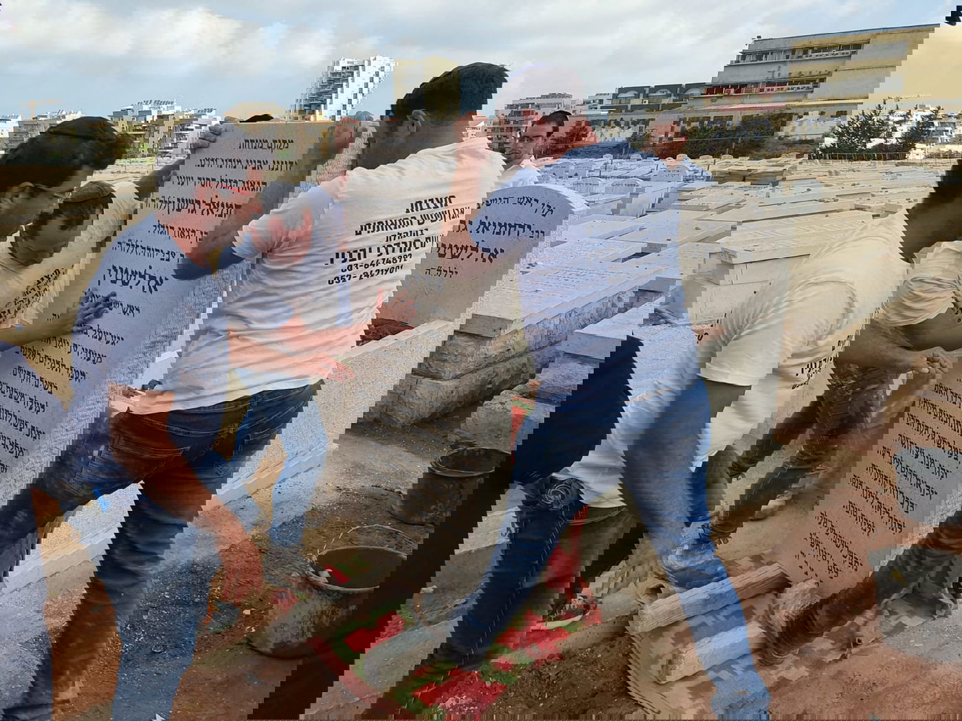 לקראת 'השלושים', הונחה המצבה על קברו של מרן ראש הישיבה הגר"ג אדלשטיין זצוק"ל