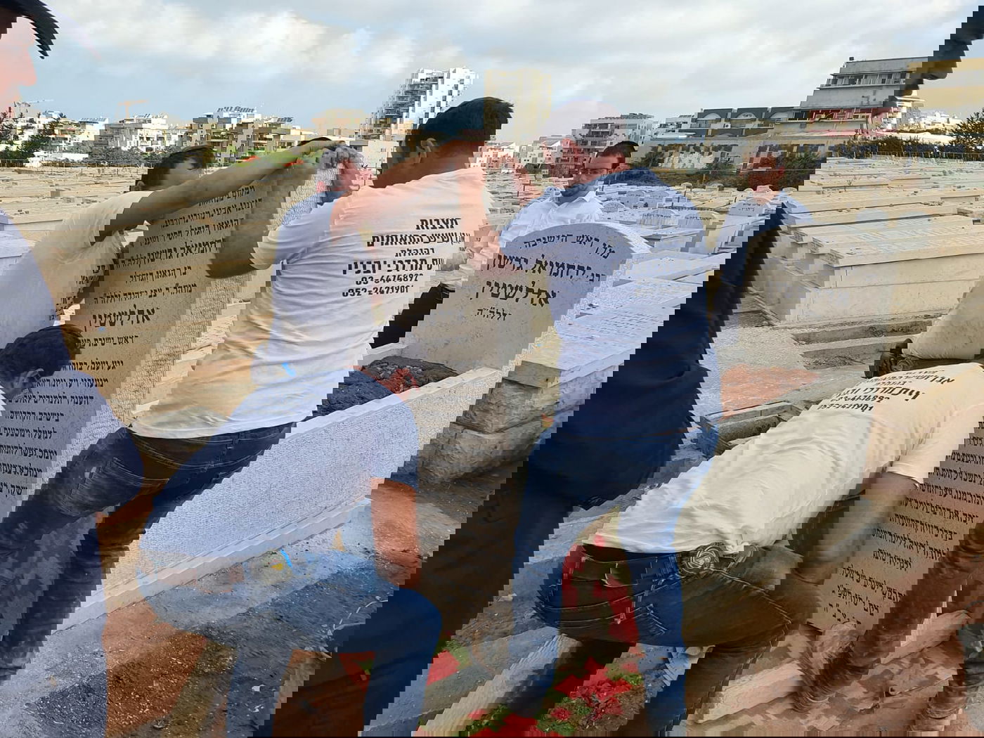 לקראת 'השלושים', הונחה המצבה על קברו של מרן ראש הישיבה הגר"ג אדלשטיין זצוק"ל