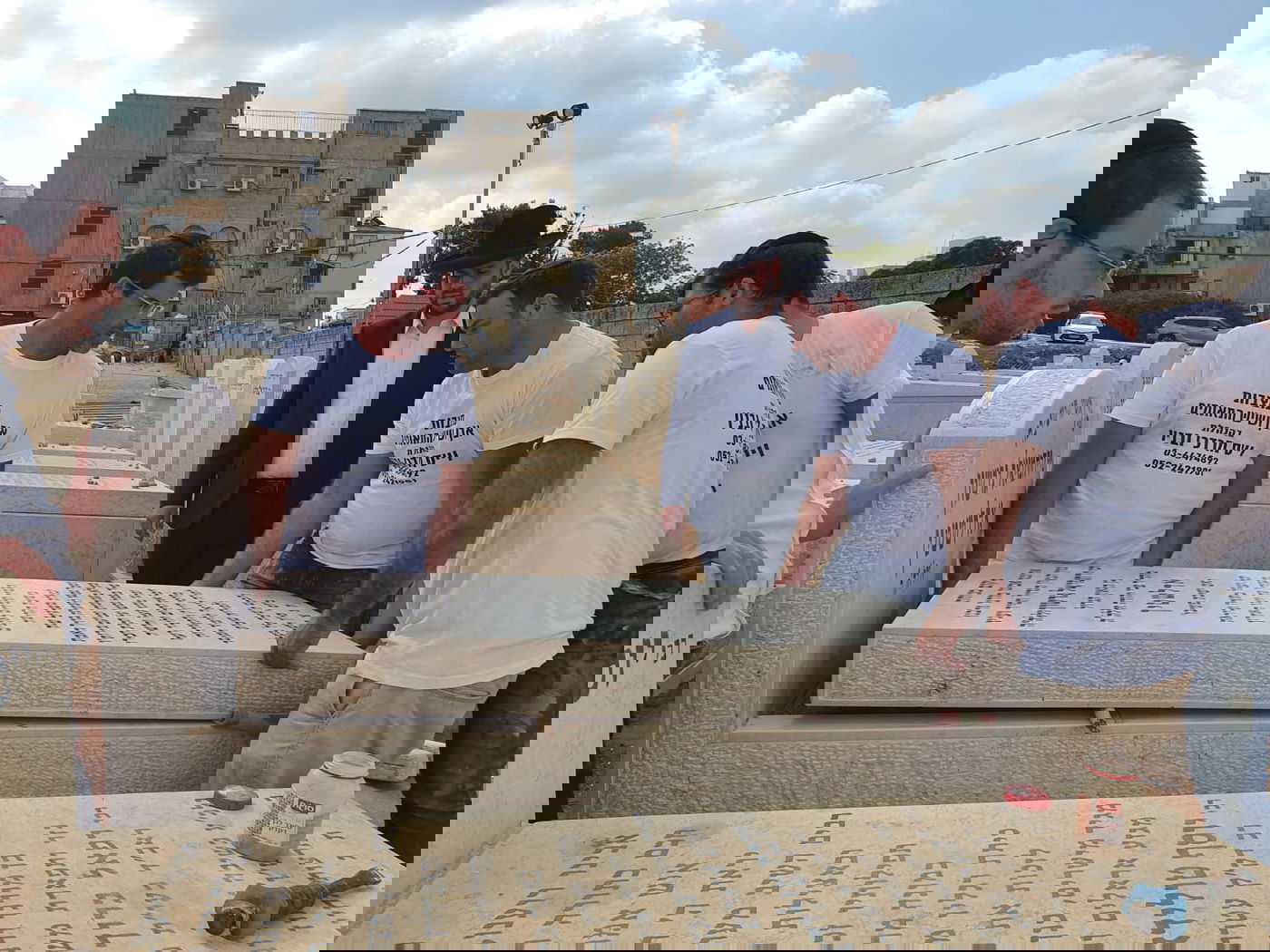 לקראת 'השלושים', הונחה המצבה על קברו של מרן ראש הישיבה הגר"ג אדלשטיין זצוק"ל