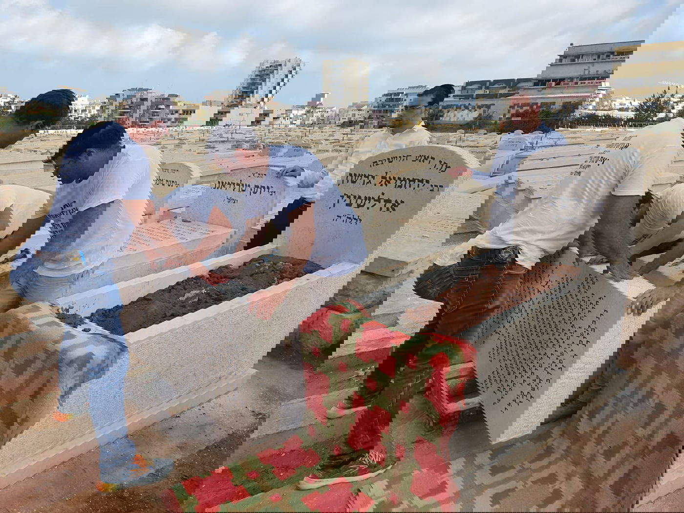 לקראת 'השלושים', הונחה המצבה על קברו של מרן ראש הישיבה הגר"ג אדלשטיין זצוק"ל