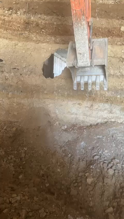 הרגע שבו נפרץ החלק האחרון במנהרה ושני חלקיה התחברו כמתוכנן