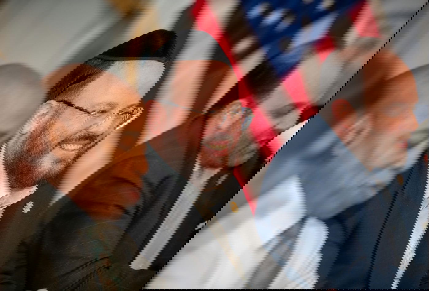 הרב יואל אייסדורפר (באמצע) ליד ראש העיר אדמס