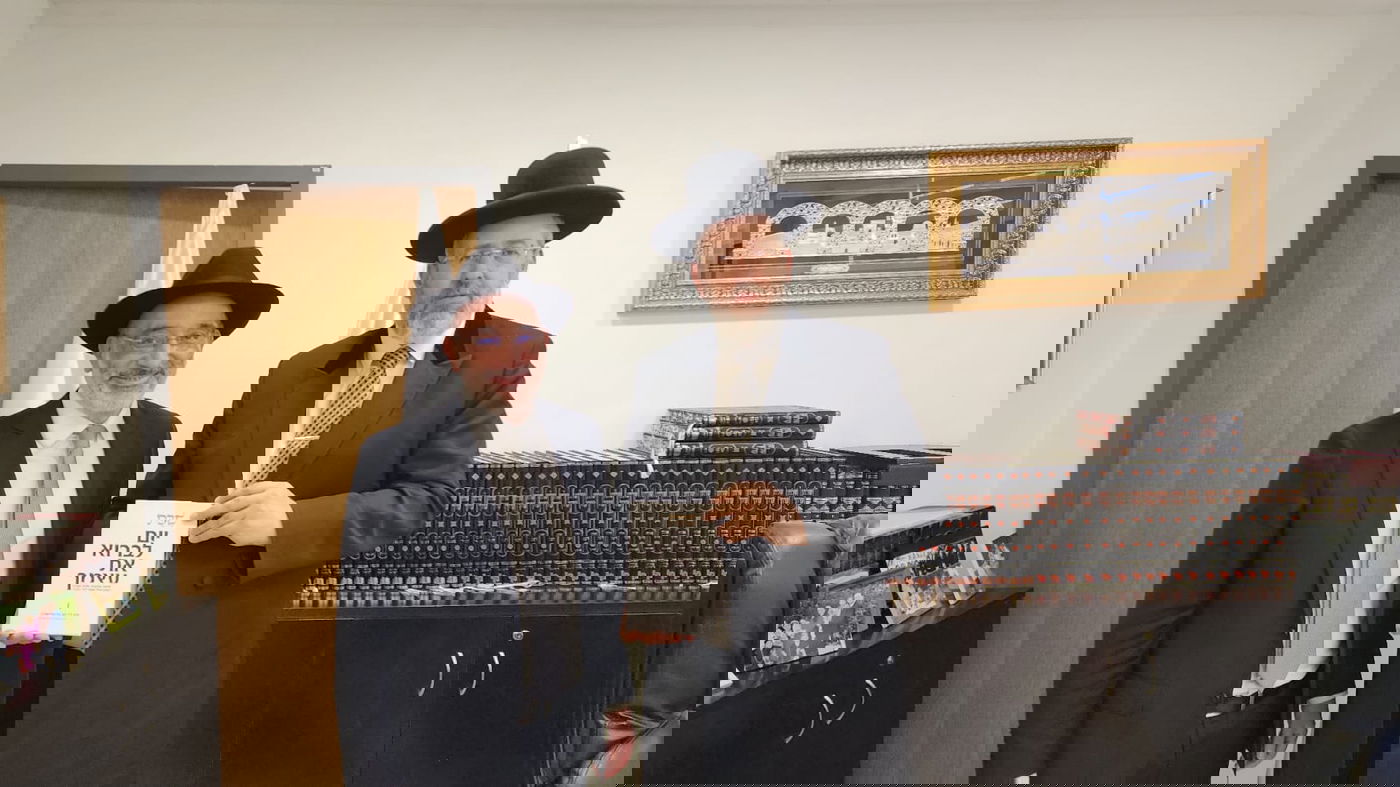 הרב זאב גולדשטיין עם הרב הראשי הגר"ד לאו