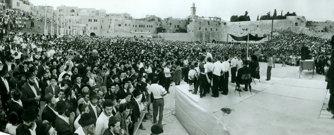 בחגיגית ספר תורה השני בשנת תשמ"ו ברחבת הכותל המערבי