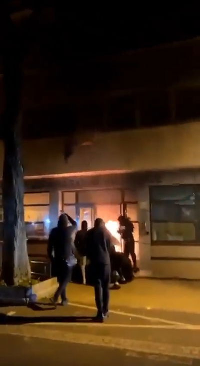 תחנות משטרה הוצתה במדינה