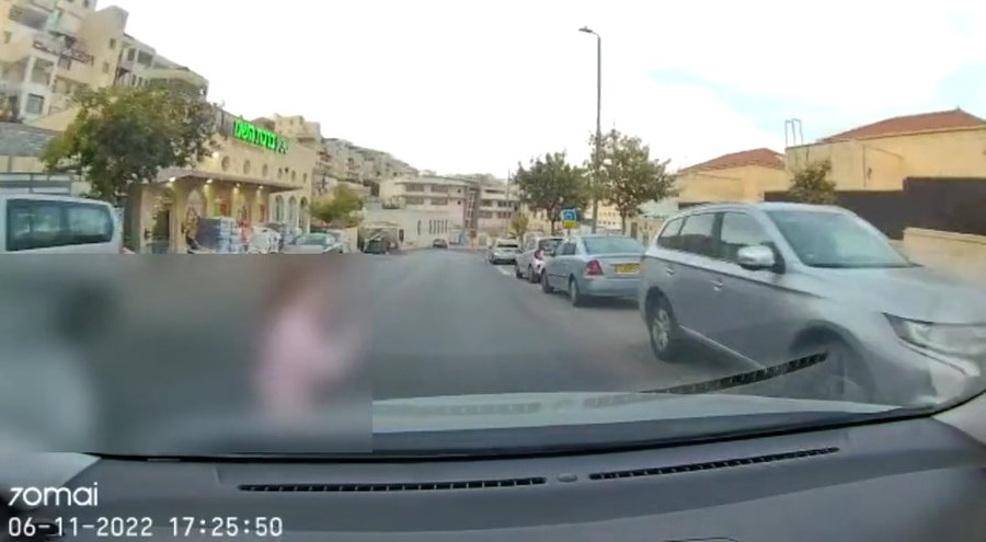 מחריד: ילדה חוצה את הכביש - נפגעת מהרכב ועפה