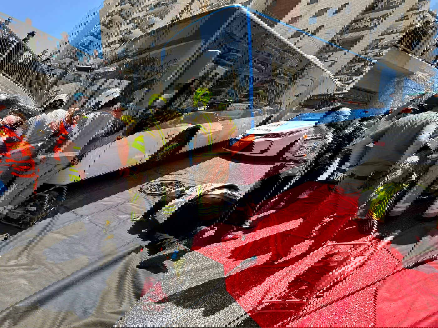 נער על אופניים חשמליים נלכד מתחת לאוטובוס; כך הוא חולץ