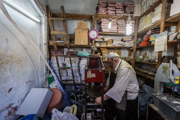 עשרות שנים ש'הבתים מאכער' מייצר תפילין | תיעוד עם ניחוח עתיק