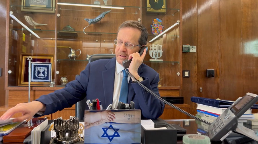 הנשיא הרצוג מתקשר לכרמלה מנשה | צפו