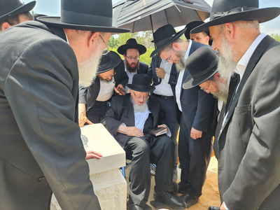 ראש הישיבה במקש מחילה על קברו של בנו, היום