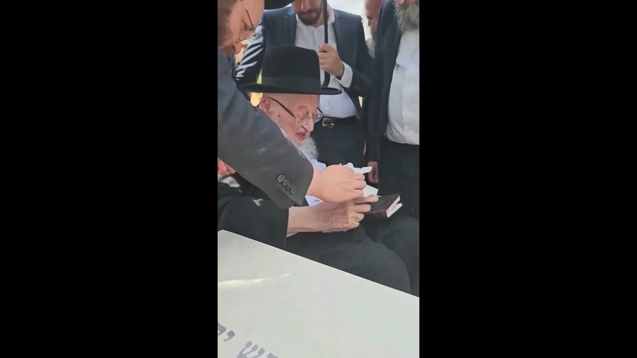 ראש הישיבה מבקש מחילה על קברו של בנו, היום