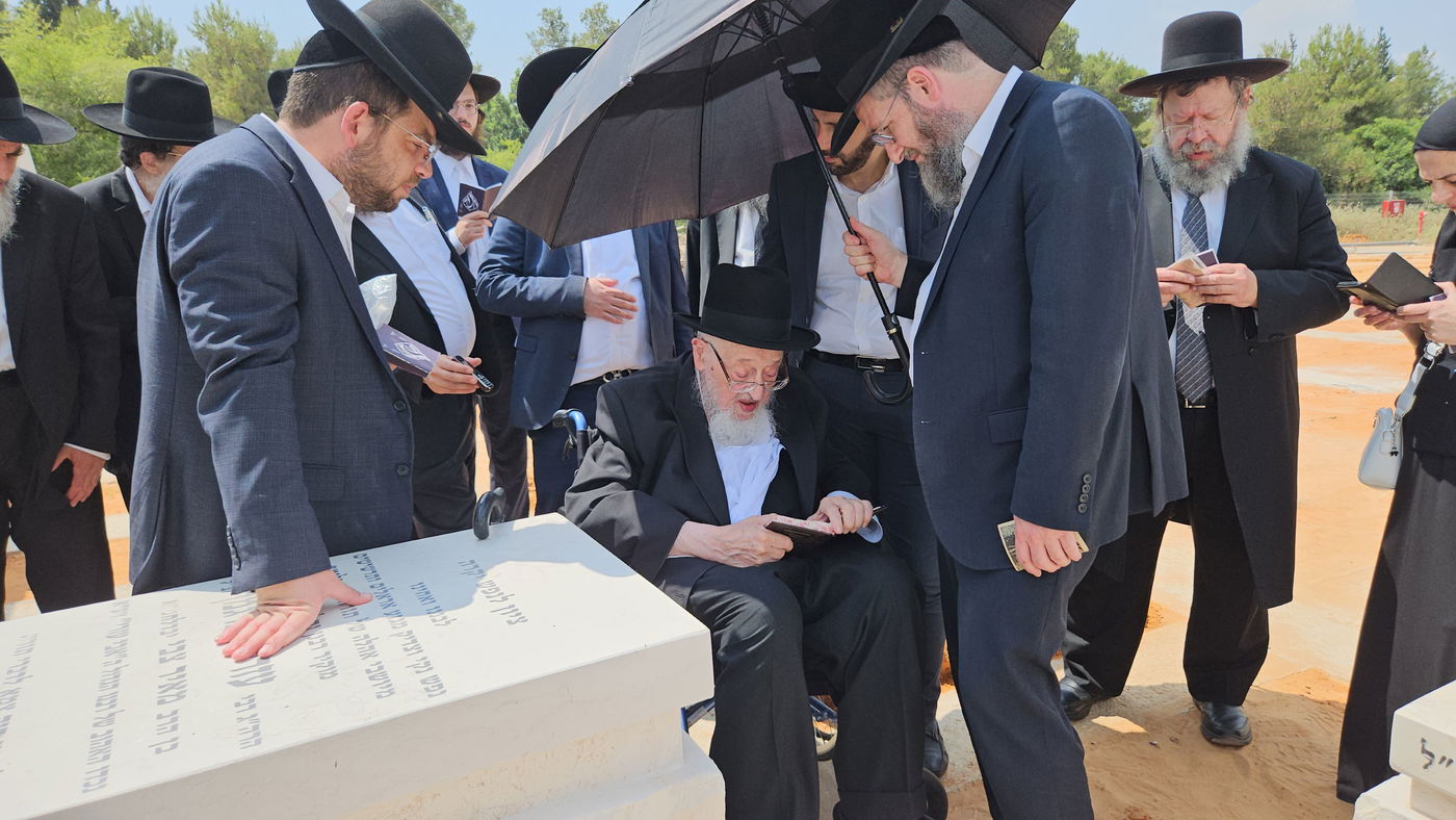 ככלות 'השלושים': הגאון רבי מאיר צבי ברגמן עלה לקבר בנו וביקש מחילה | צפו בתיעוד