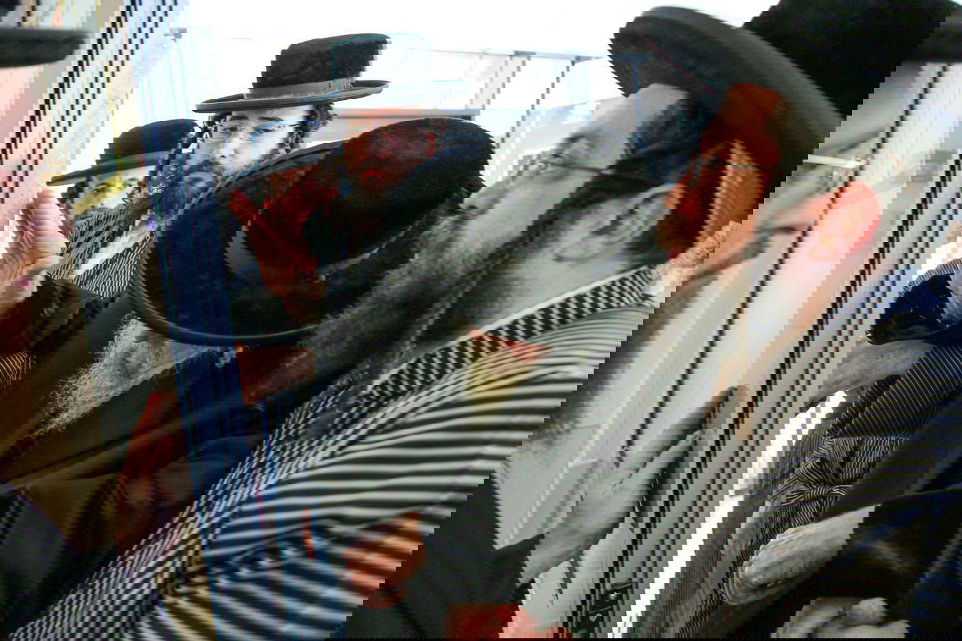 כ״ק האדמו״ר מתולדות אברהם יצחק בקביעת מזוזה