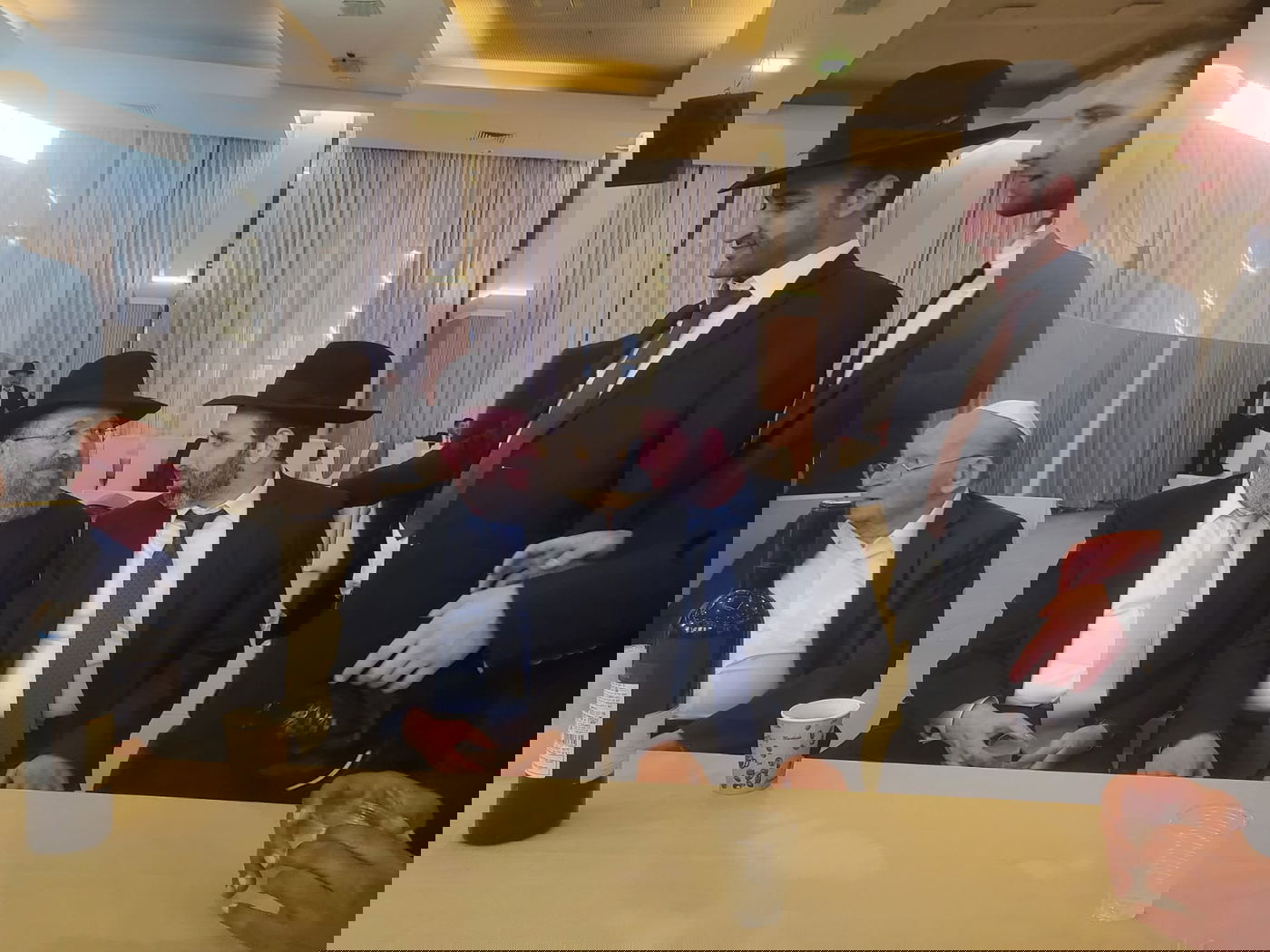 השר יואב בן צור חיתן את בת הזקונים; כולם התייצבו | צפו