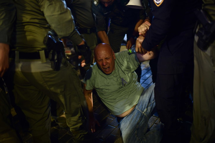 איבוד שליטה בנתב"ג; הכבישים חסומים, 37 עצורים