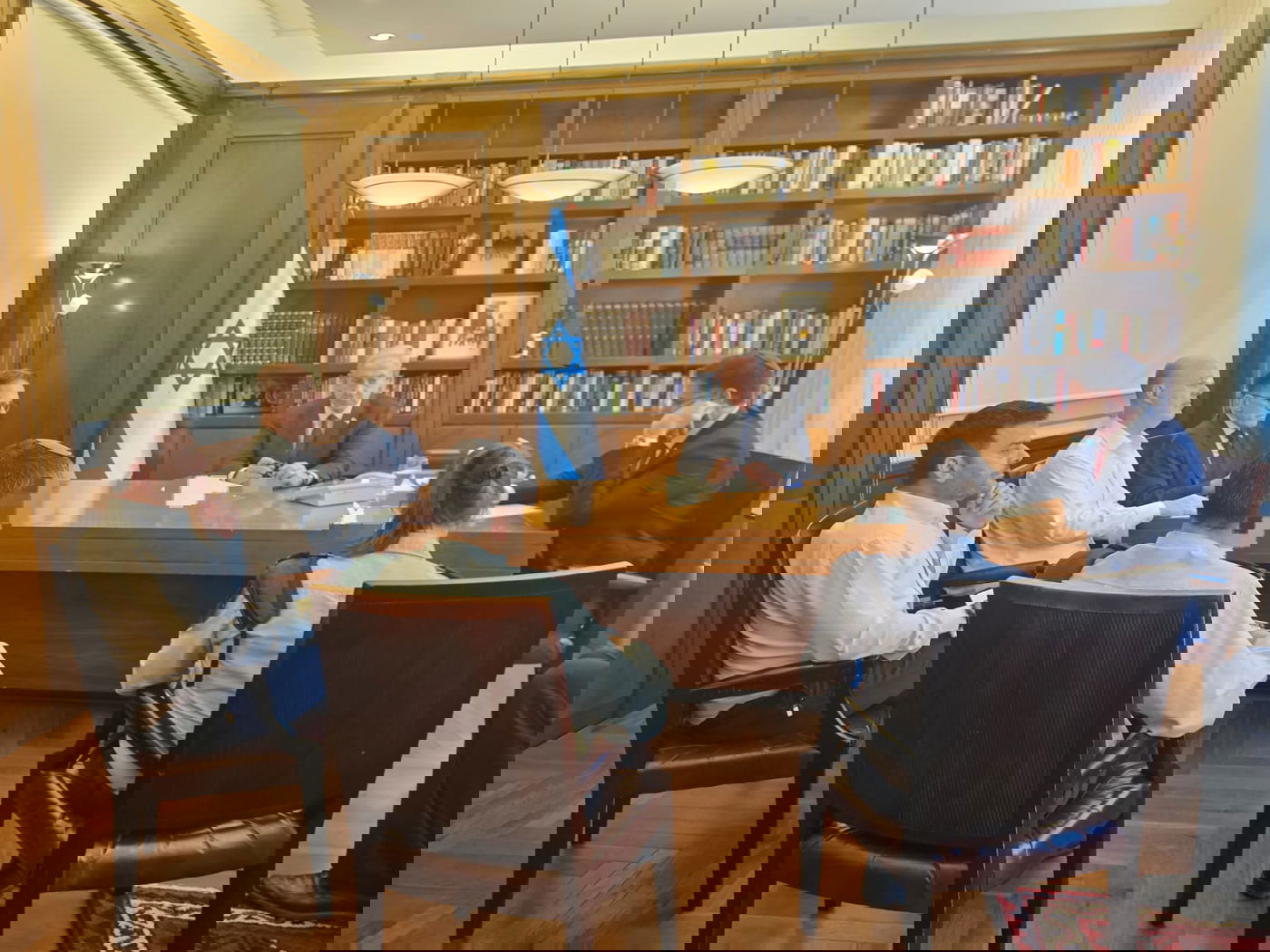 נתניהו בלשכתו, בצהריים