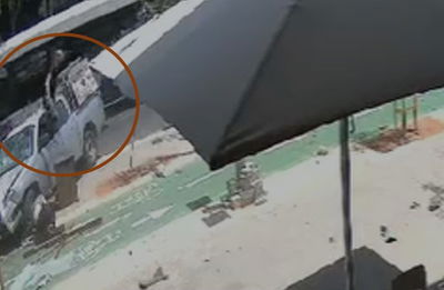 תיעוד דרמטי: המחבל דורס, יוצא מחלון הרכב - ומתחיל לדקור