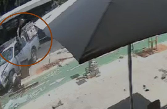 תיעוד דרמטי: המחבל דורס, יוצא מחלון הרכב - ומתחיל לדקור