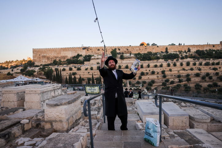 תיעוד: תפילת שחרית על ציונו של 'האור החיים' בהר הזיתים
