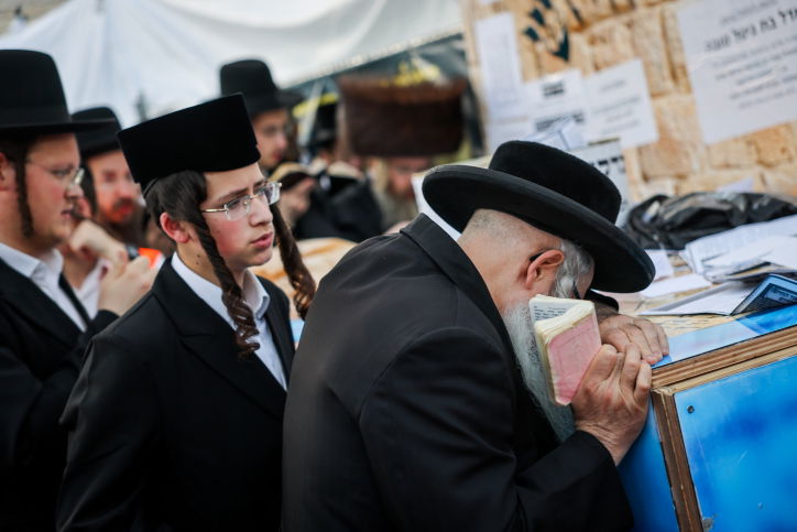 תיעוד: תפילת שחרית על ציונו של 'האור החיים' בהר הזיתים