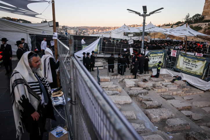 תיעוד: תפילת שחרית על ציונו של 'האור החיים' בהר הזיתים