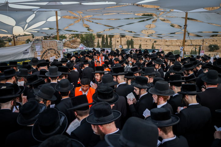 תיעוד: תפילת שחרית על ציונו של 'האור החיים' בהר הזיתים