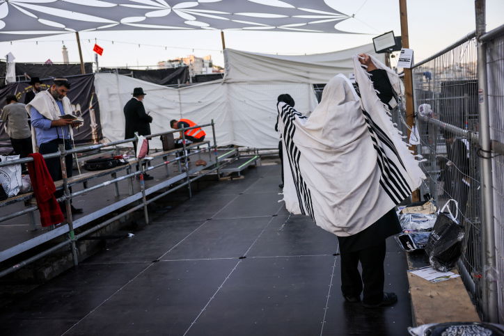 תיעוד: תפילת שחרית על ציונו של 'האור החיים' בהר הזיתים