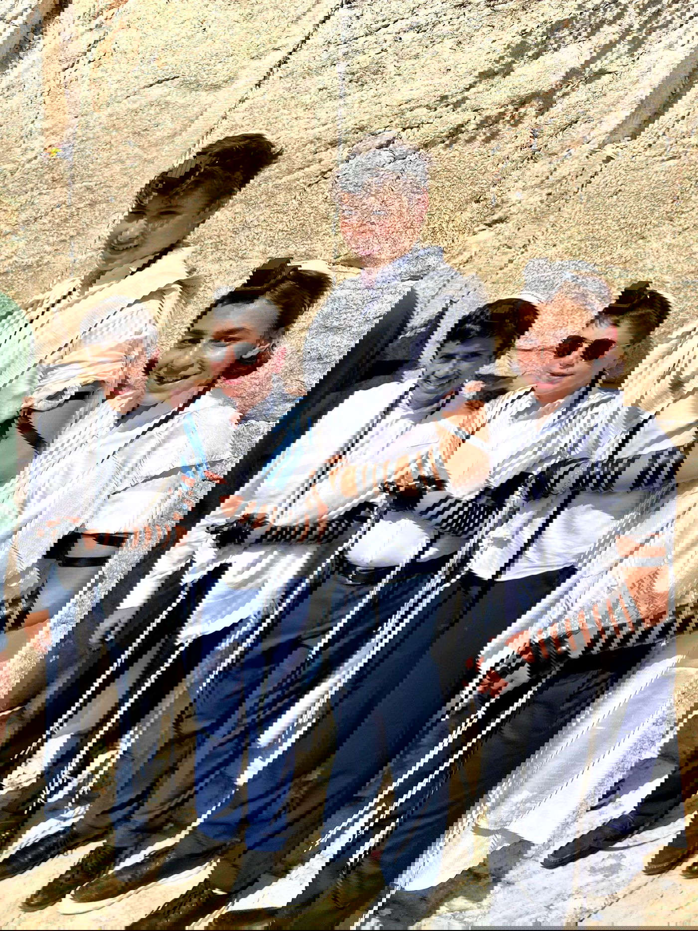 עשרות נערים מקהילת 'אנוסי משהד' חגגו בר מצווה בכותל