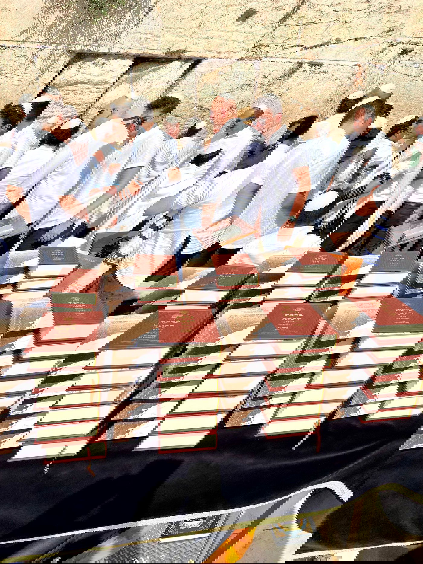 עשרות נערים מקהילת 'אנוסי משהד' חגגו בר מצווה בכותל