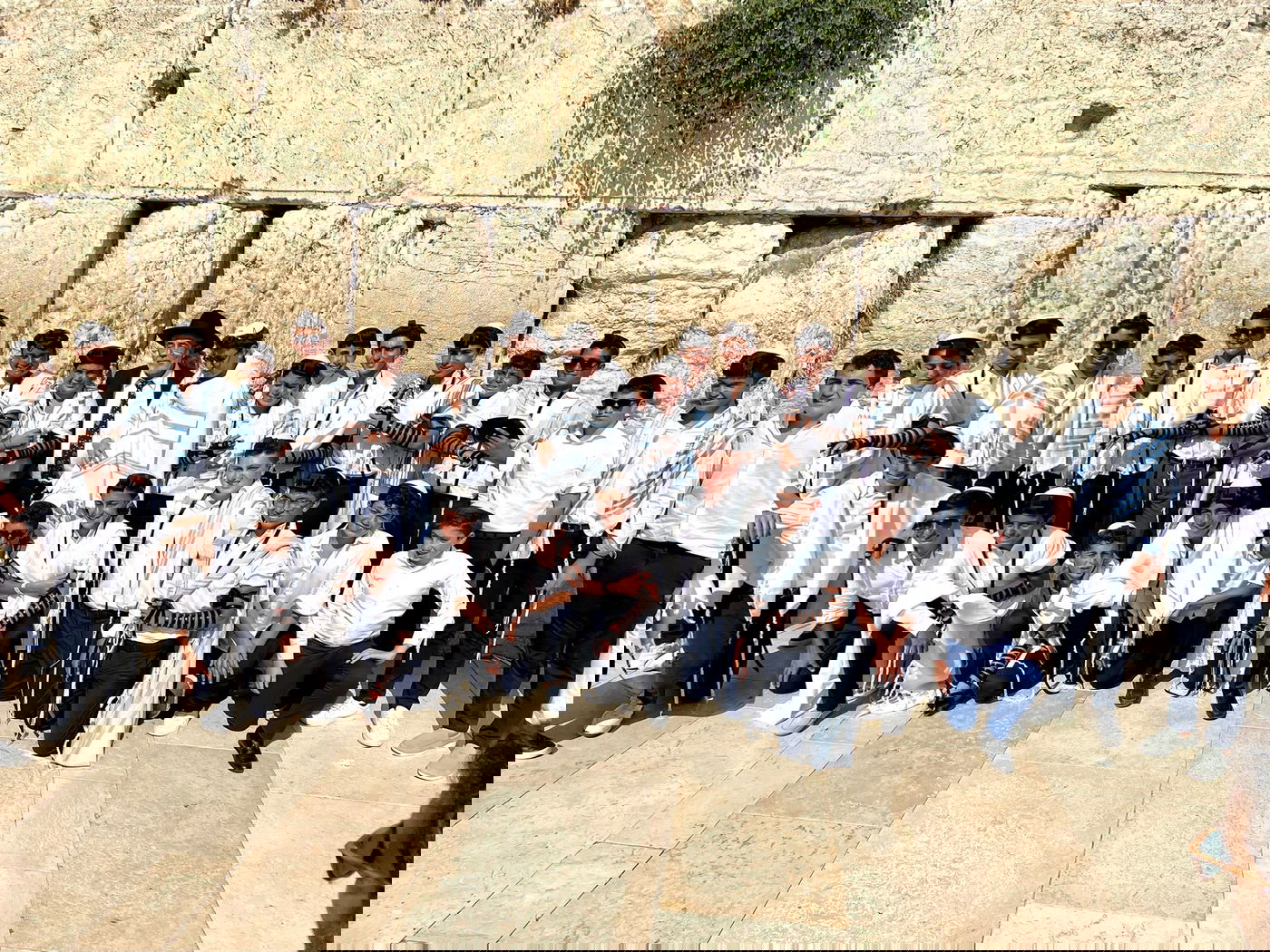 עשרות נערים מקהילת 'אנוסי משהד' חגגו בר מצווה בכותל