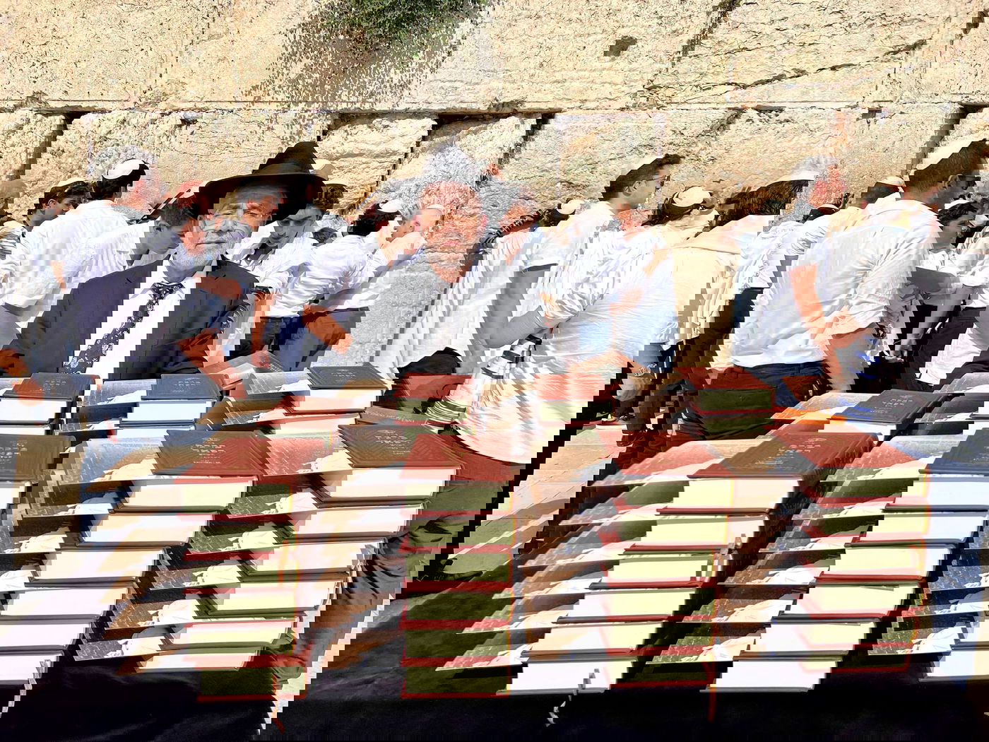 עשרות נערים מקהילת 'אנוסי משהד' חגגו בר מצווה בכותל