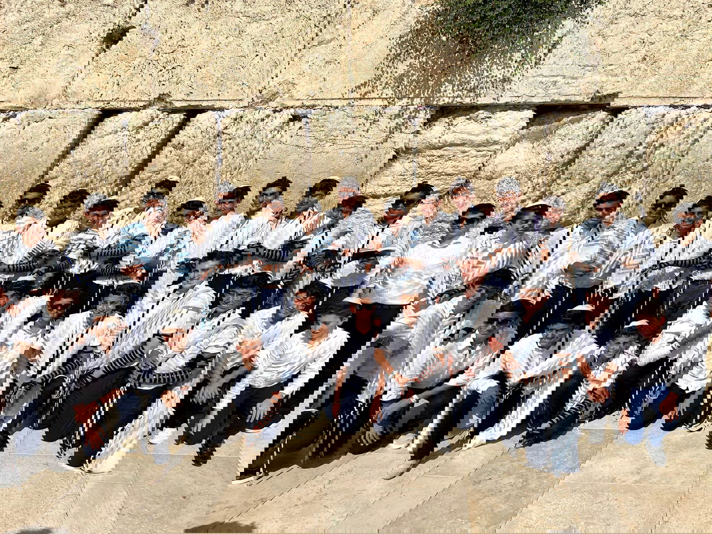 עשרות נערים מקהילת 'אנוסי משהד' חגגו בר מצווה בכותל