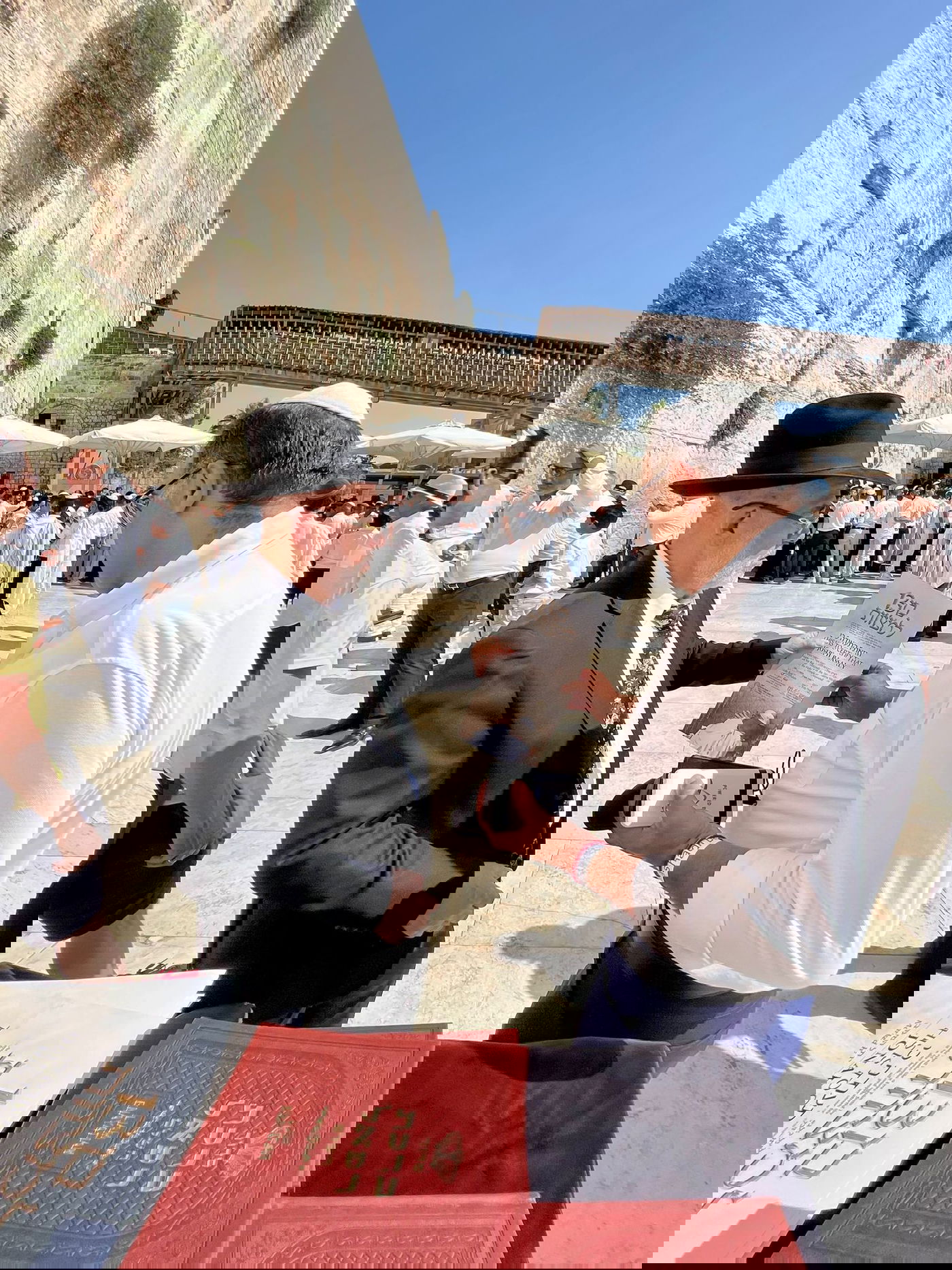 עשרות נערים מקהילת 'אנוסי משהד' חגגו בר מצווה בכותל