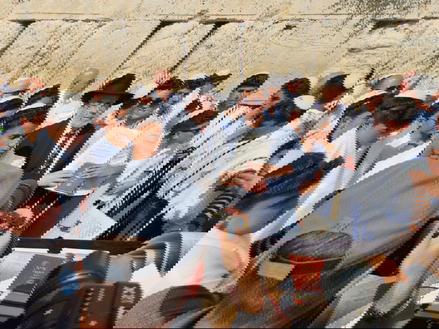 בר מצווה בכותל לכחמישים נערים, בני קהילת האנוסים