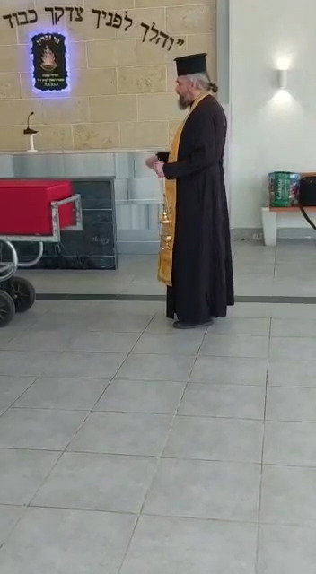 הכומר עורך מיסה בבית ההלוויות היהודי | תיעוד מזעזע