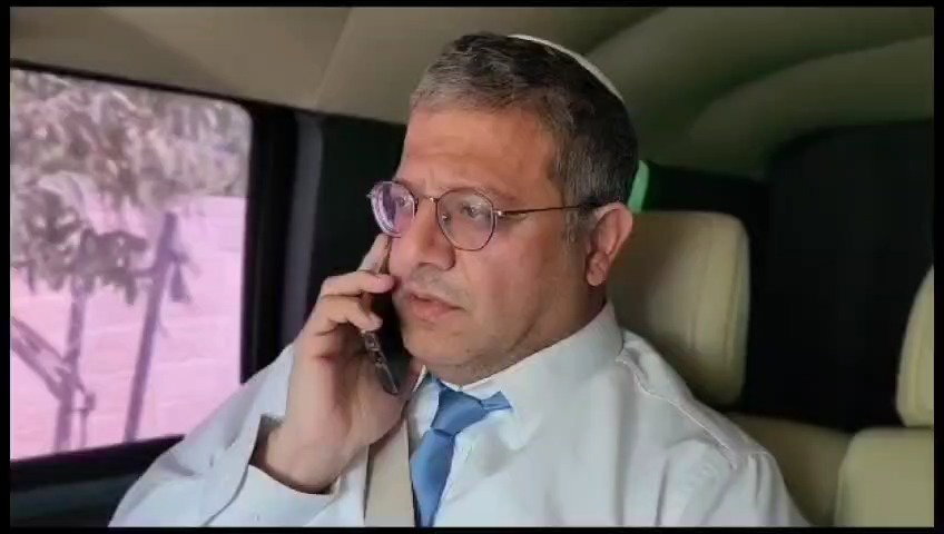 השר לביטחון לאומי איתמר בן גביר משוחח עם האזרח שחיסל את המחבל בתל אביב